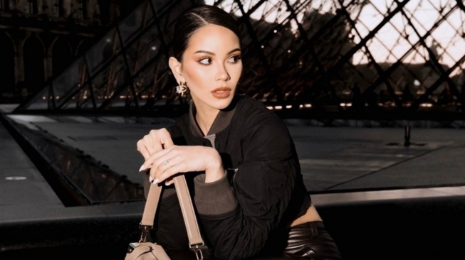 Alyssa Daguise Bergaya Edgy di Fashion Show Louis Vuitton (Instagram)