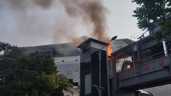 Bukan Korsleting, JPO di Jalan Pemuda Surabaya Sengaja Dibakar