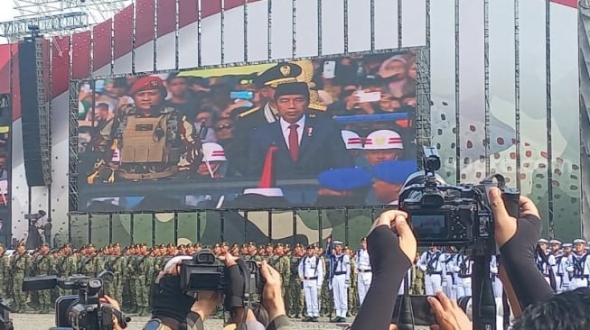 Presiden Joko Widodo atau Jokowi memimpin upacara HUT ke-79 TNI di Monas, Jakarta Pusat, Sabtu (5/10/2024). (Suara.com/M. Yasir)