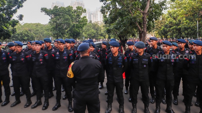 Petugas keamanan berbaris di luar lokasi Debat Pilgub Jakarta 2024 di JIExpo Kemayoran, Jakarta, Minggu (6/10/2024). [Suara.com/Alfian Winanto]