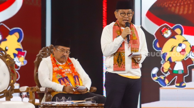 Pasangan Cagub-Cawagub Jakarta nomor urut 3, Pramono Anung - Rano Karno saat mengikuti debat calon Gubernur dan Wakil Gubernur DKI Jakarta di Jiexpo Kemayoran, Jakarta, Minggu (6/10/2024). [Suara.com/Alfian Winanto]