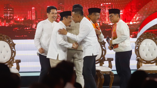 Tiga pasangan Cagub-Cawagub Jakarta, Ridwan Kamil-Suswono, Dharma Pongrekun-Kun Wardana, Pramono Anung-Rano Karno saling berpelukan usai mengikuti debat calon Gubernur dan Wakil Gubernur DKI Jakarta di Jiexpo Kemayoran, Jakarta, Minggu (6/10/2024). [Suara.com/Alfian Winanto]