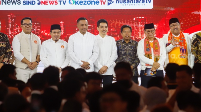 Tiga pasangan Cagub-Cawagub Jakarta, Ridwan Kamil-Suswono, Dharma Pongrekun-Kun Wardana, Pramono Anung-Rano Karno foto bersama mengikuti debat calon Gubernur dan Wakil Gubernur DKI Jakarta di Jiexpo Kemayoran, Jakarta, Minggu (6/10/2024). [Suara.com/Alfian Winanto]