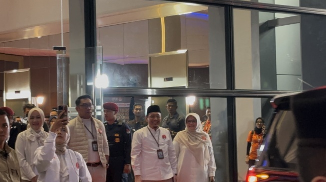 Datang Bersama Istri, RK-Suswono Tiba di Arena Debat Pilgub Jakarta