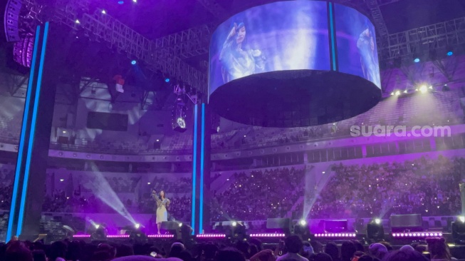 Lee Hi saat tampil di City Camp, Indonesia Arena, Senayan, Jakarta Pusat pada Sabtu (5/10/2024). [Suara.com/Rena Pangesti]