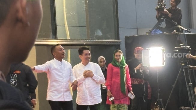 Berkemeja Putih-putih, Dharma-Kun Tiba Di Arena Debat Perdana Pilkada Jakarta