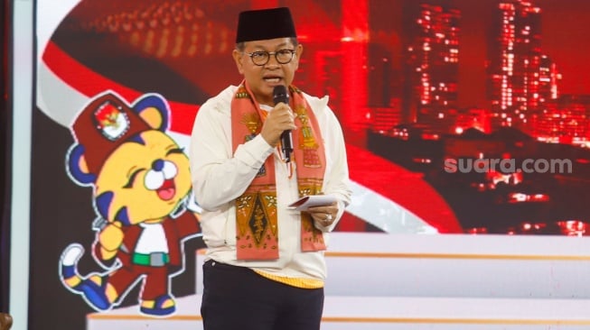 Cagub Jakarta nomor urut 3, Pramono Anung saat mengikuti debat calon Gubernur dan Wakil Gubernur DKI Jakarta di Jiexpo Kemayoran, Jakarta, Minggu (6/10/2024). [Suara.com/Alfian Winanto]