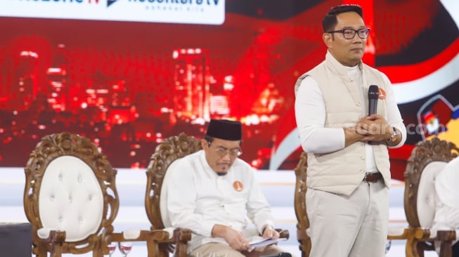 Pasangan Cagub-Cawagub Jakarta nomor urut 1, Ridwan Kamil - Suswono saat mengikuti debat calon Gubernur dan Wakil Gubernur DKI Jakarta di Jiexpo Kemayoran, Jakarta, Minggu (6/10/2024). [Suara.com/Alfian Winanto]