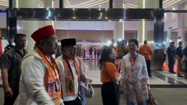 Tiba di Arena Debat Pilgub, Pramono-Rano Karno Langsung Salami Pendukung Bersama Mandra