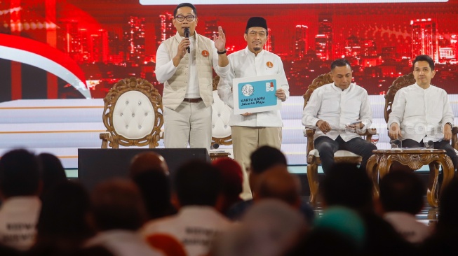 Pasangan Cagub-Cawagub Jakarta nomor urut 1, Ridwan Kamil - Suswono memberikan pemaparan saat mengikuti debat calon Gubernur dan Wakil Gubernur DKI Jakarta di Jiexpo Kemayoran, Jakarta, Minggu (6/10/2024). [Suara.com/Alfian Winanto]