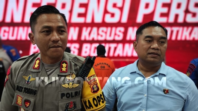 Kapolres Bontang AKBP Alex Frestian (kiri) bersama Kasat Reskrim Iptu Hari Supranoto. [KlikKaltim.com]