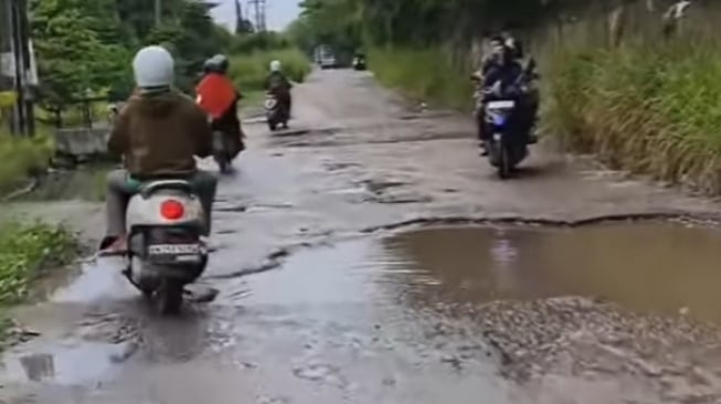 Jalan Bangau Sakti Rusak Parah, Warga Pekanbaru Ajak Donasi untuk Perbaikan