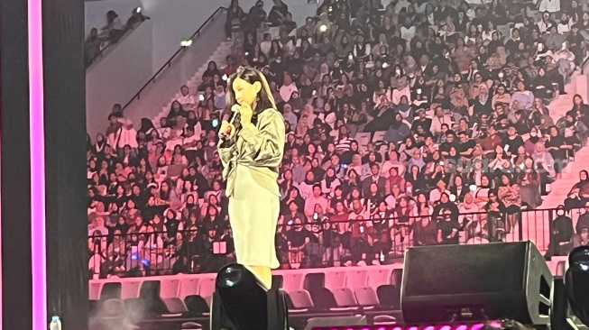 Lee Hi saat tampil di City Camp, Indonesia Arena, Senayan, Jakarta Pusat pada Sabtu (5/10/2024). [Suara.com/Rena Pangesti]