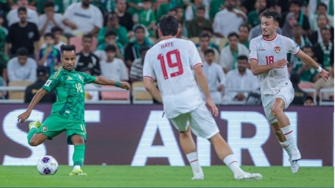 Thom Haye dan Ivar Jenner saat membela Timnas Indonesia di laga melawan Arab Saudi (the-afc.com)