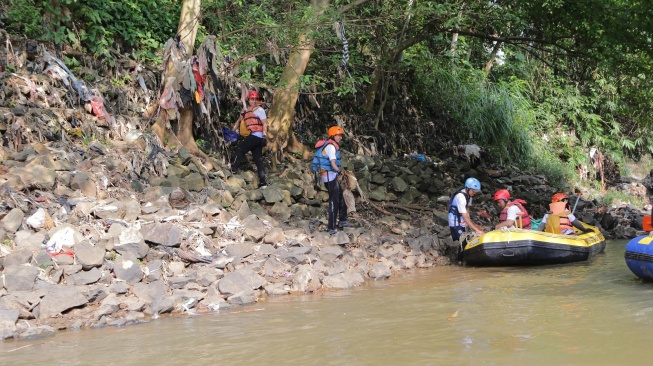 Pertamina International Shipping Bantu Bersihkan 14 Ton Sampah di Sungai Ciliwung