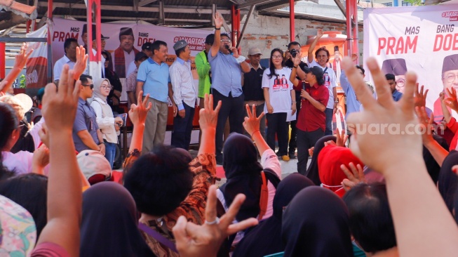 Calon Wakil Gubernur (Cawagub) Jakarta nomor urut 3, Rano Karno saat datang menemui warga di Kramat Jati, Jakarta, Senin (7/10/2024). [Suara.com/Alfian Winanto]