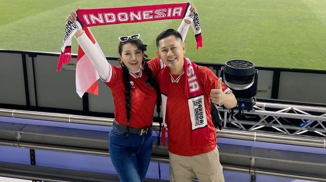 Fitri Carlina dan suami, Hendra Sumendap. (Instagram/fitricarlina)