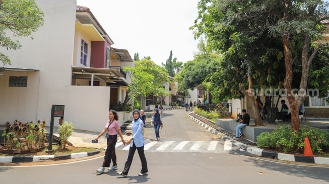 Suasana kompleks perumahan Anggota DPR RI di kawasan Kalibata, Jakarta, Senin (7/10/2024). [Suara.com/Alfian Winanto]