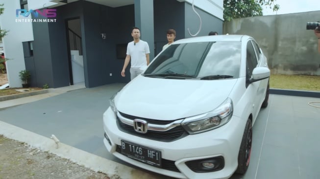 Mobil milik Sensen asisten Raffi Ahmad (YouTube/Rans Entertainment)