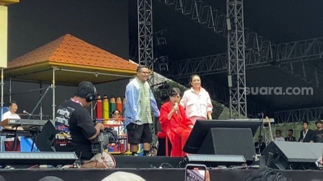 Pakai Kursi Roda, Titiek Puspa Terharu Nyaris Nangis di Synchronize Fest 2024