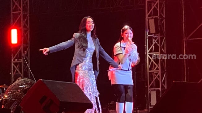 Lyodra dan Tiara Andini saat tampil di Syncrhonize Fest 2024 di Gambir Expo, Kemayoran, Jakarta Pusat, Minggu (6/10/2024). [Suara.com/Tiara Rosana]