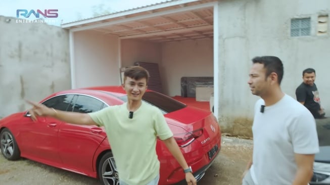 Mobil milik Sensen asisten Raffi Ahmad (YouTube/Rans Entertainment)