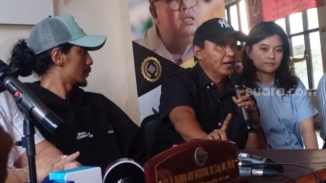 Umar Badjideh (topi hitam) dan Martin Badjideh saat konferensi pers di Polres Metro Jakarta Selatan pada Senin (7/10/2024). [Suara.com/Rena Pangesti]