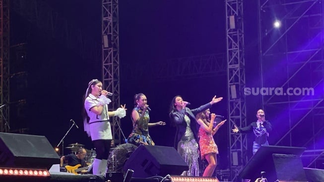 Jebolan Idol Bersatu! Aksi Panggung Sricandy Guncang Synchronize Fest 2024