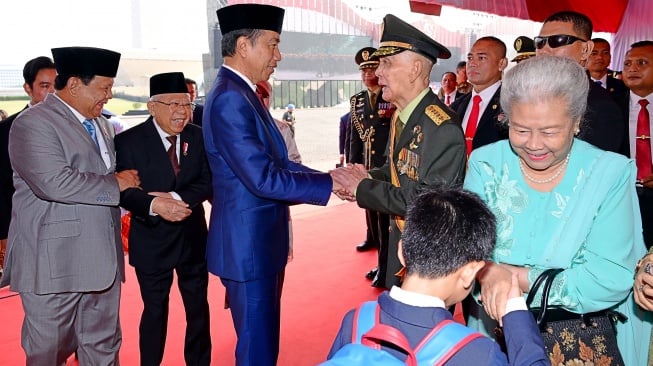 Presiden Jokowi bersalaman dengan Jenderal Purnawirawan Try Sutrisno. [Biro Setpres]