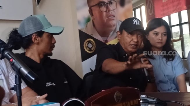 Heran Rumahnya Mau Dirobohkan, Ayah Vadel Badjideh Sebut Nikita Mirzani Sampah