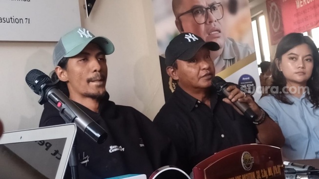 Umar Badjideh (topi hitam) dan Martin Badjideh saat konferensi pers di Polres Metro Jakarta Selatan pada Senin (7/10/2024). [Suara.com/Rena Pangesti]