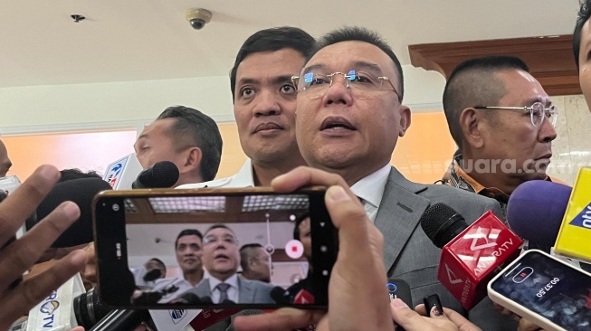 Wakil Ketua DPR RI Sufmi Dasco Ahmad beberkan alasan menelepon Presiden terpilih Prabowo Subianto di tengah acara audiensi dengan Solidaritas Hakim Indonesia di Parlemen. (Suara.com/Bagaskara)