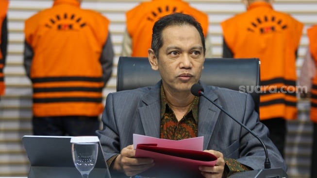 Wakil Ketua KPK Nurul Ghufron saat menyampaikan konferensi pers penahanan tersangka di Gedung Merah Putih Komisi Pemberantasan Korupsi (KPK), Jakarta, Selasa (8/10/2024). [Suara.com/Alfian Winanto]