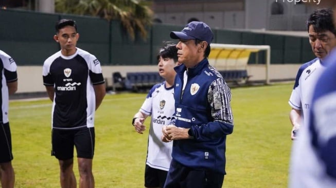 Pelatih Timnas Indonesia, Shin Tae-yong saat memimpin latihan jelang menghadapi Bahrain. [Dok. PSSI]