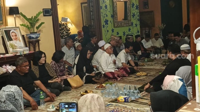 Ikang Fawzi tampak tegar saat duduk dan melantunkan doa untuk Marissa Haque di rumah duka kawasan Bintaro, Tangerang Selatan, Selasa (8/10/2024). [Suara.com/Rena Pangesti]