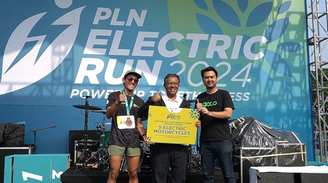 5 Pengemudi Ojol Prasejahtera Peroleh Motor Listrik di PLN Electric Run 2024