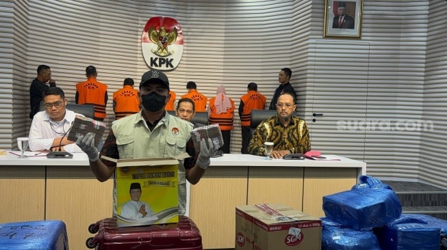 KPK Ungkap Duit Rp 800 Juta Terbungkus Kardus Dengan Foto Gubernur Kalsel, Ada Tulisan 'Paman Birin'. (Suara.com/Dea)