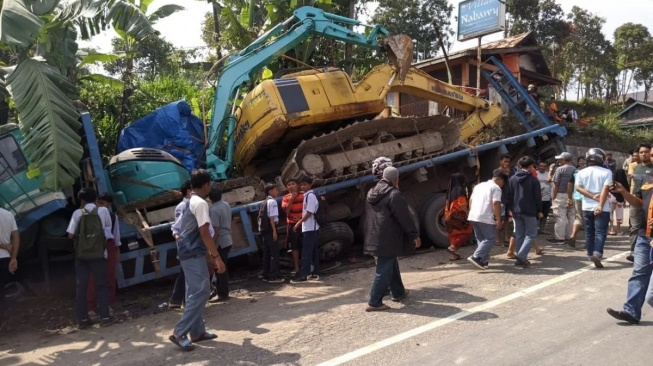 Kecelakaan Beruntun di Panyalaian Tanah Datar, 16 Orang Luka-luka