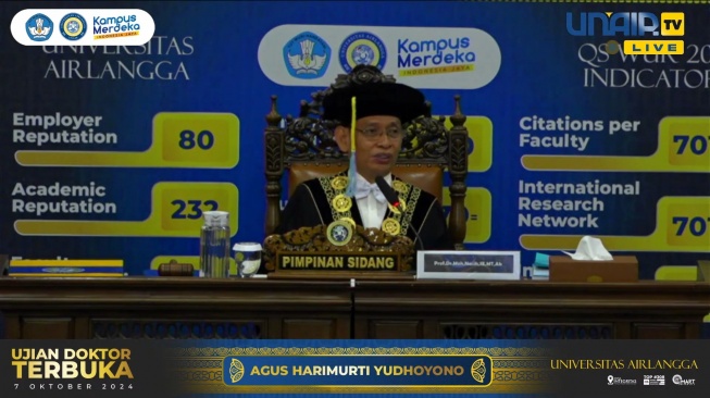 Rektor Universitas Airlangga (Unair), Mohammad Nasih dalam sidang terbuka doktor AHY (YouTube/UNAIRTV)