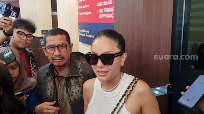 Nikita Mirzani di Mapolres Metro Jakarta Selatan, Selasa (8/10/2024) [Suara.com/Adiyoga Priyambodo].