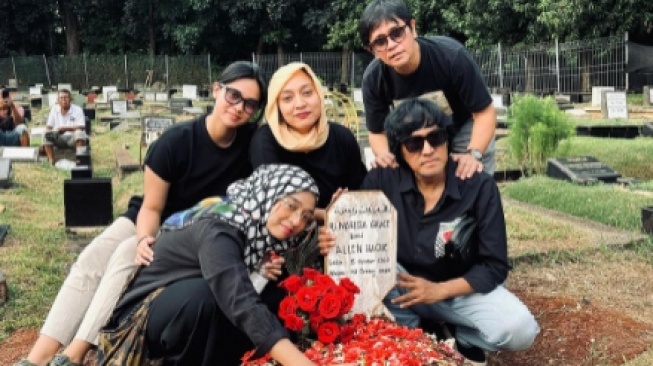 Ikang Fawzi, Bella Fawzi, dan Chiki Fawzi ziarah ke makam Marissa Haque (Instagram/@shahnaz.haque)