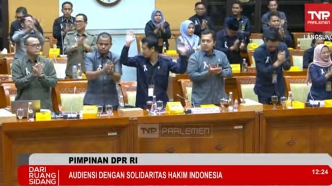 Sorak Sorai Para Hakim Kegirangan Kala Dasco Telepon Langsung Prabowo Saat Audensi Di DPR. (Suara.com/Bagaskara)