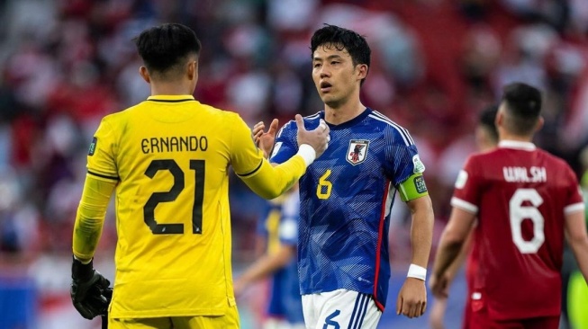 Kiper Timnas Indonesia, Ernando Ari bersalaman dengan kapten timnas Jepang, Wataru Endo di Piala Asia 2023. [Dok. IG/@nandoariiiss]