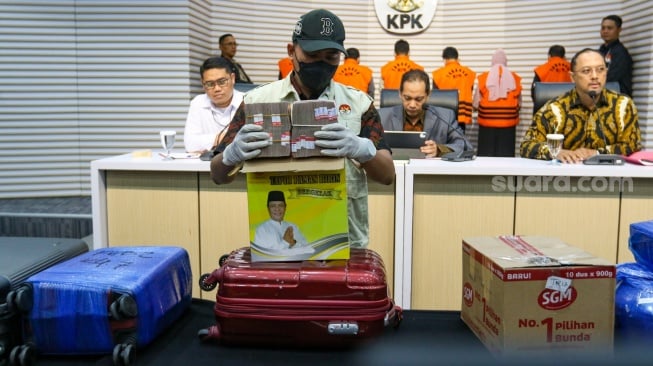 Penyidik memerlihatkan barang bukti uang dalam konferensi pers penahanan tersangka di Gedung Merah Putih Komisi Pemberantasan Korupsi (KPK), Jakarta, Selasa (8/10/2024). [Suara.com/Alfian Winanto]