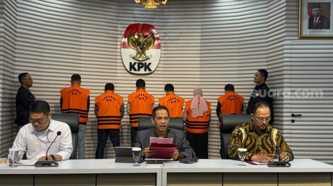 KPK menetapkan enam tersangka kasus korupsi di lingkungan Pemprov Kalsel. (Suara.com/Dea)