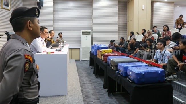 Suasana konferensi pers penahanan tersangka di Gedung Merah Putih Komisi Pemberantasan Korupsi (KPK), Jakarta, Selasa (8/10/2024). [Suara.com/Alfian Winanto]