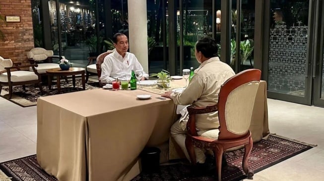 Presiden Jokowi menggunggah momen makan bersama Presiden terpilih, Prabowo Subianto lewat Instagram. (tangkapan layar/Instagram)