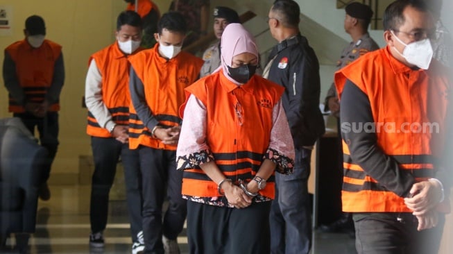 Para tersangka dihadirkan dalam konferensi pers penahanan tersangka di Gedung Merah Putih Komisi Pemberantasan Korupsi (KPK), Jakarta, Selasa (8/10/2024). [Suara.com/Alfian Winanto]