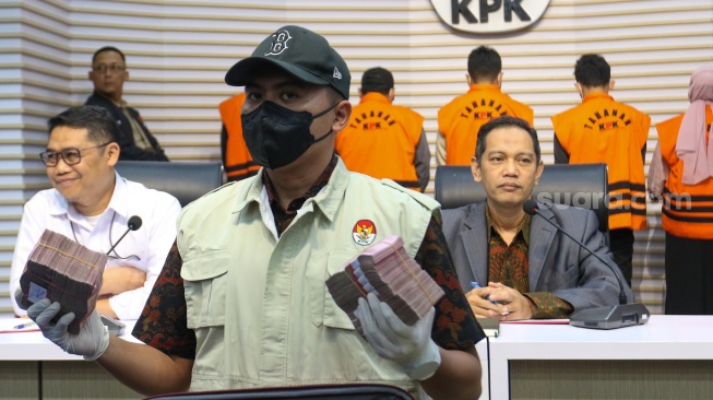 Penyidik memerlihatkan barang bukti uang dalam konferensi pers penahanan tersangka di Gedung Merah Putih Komisi Pemberantasan Korupsi (KPK), Jakarta, Selasa (8/10/2024). [Suara.com/Alfian Winanto]