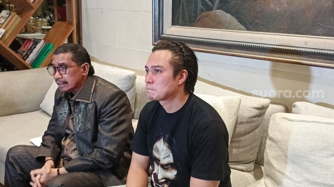 Baim Wong saat konferensi pers di Bintaro, Jakarta Selatan pada Selasa (8/10/2024). [Suara.com/Rena Pangesti]